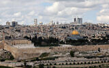Cette photo prise sur le mont des Oliviers montre la mosquée Al-Aqsa et le Dôme du rocher, au-dessus du mont du Temple, dans la Vieille Ville de Jérusalem, le 8 mars 2024. (Crédit : Ahmad Gharabli/AFP)