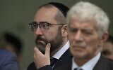 L'ambassadeur argentin présumé en Israël, le rabbin Axel Wahnish, fait un geste à côté du ministre argentin de la Justice et des droits de l’Homme, Mariano Cuneo Libarona, lors d'une cérémonie de commémoration du 32e anniversaire de l'attentat à la bombe contre l'ambassade d'Israël à Buenos Aires, qui a fait 29 morts et 200 blessés, sur la place de l'ambassade d'Israël, à Buenos Aires, le 18 mars 2024. (Crédit : Juan Mabrota/AFP)