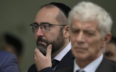 L'ambassadeur argentin présumé en Israël, le rabbin Axel Wahnish, fait un geste à côté du ministre argentin de la Justice et des droits de l’Homme, Mariano Cuneo Libarona, lors d'une cérémonie de commémoration du 32e anniversaire de l'attentat à la bombe contre l'ambassade d'Israël à Buenos Aires, qui a fait 29 morts et 200 blessés, sur la place de l'ambassade d'Israël, à Buenos Aires, le 18 mars 2024. (Crédit : Juan Mabrota/AFP)