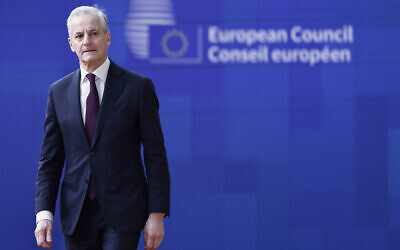 Le Premier ministre norvégien Jonas Gahr Store arrive pour participer à un sommet du Conseil européen lors du deuxième et dernier jour au siège de l'UE, à Bruxelles, le 22 mars 2024. (Crédit :  Sameer Al-Doumy / AFP)