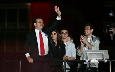 Le maire d'Istanbul et candidat du Parti républicain du peuple (CHP), principal parti d'opposition, Ekrem Imamoglu, saluant ses partisans alors qu'ils célèbrent devant le bâtiment principal de la municipalité après les élections municipales, à Istanbul,  en Turquie, le 31 mars 2024. (Crédit : Ozan Kose/AFP)