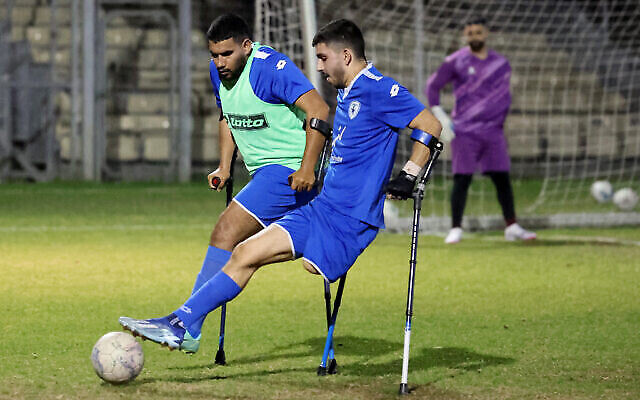 Des joueurs de l'équipe de football des amputés d'Israël participent à une séance d'entraînement à Ramat Gan, le 28 mars 2024. (Crédit : Jack Guez/AFP)
