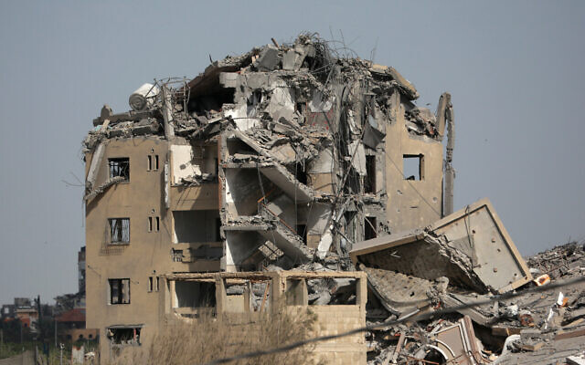 Un bâtiment détruit lors d'un précédent bombardement israélien est photographié à Nuseirat, dans le centre de la bande de Gaza, le 1er avril 2024, dans le cadre de la guerre entre Israël et le Hamas. (Crédit : AFP)
