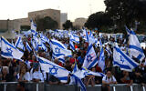 Des manifestants anti-gouvernement pendant un rassemblement de quatre jours aux abords de la Knesset de Jérusalem, le 1er avril 2024. (Crédit : Menahem Kahana / AFP)