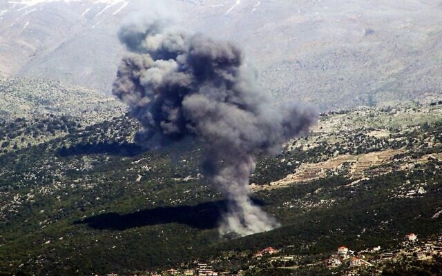 Illustration : Des volutes de fumée s'échappant du site d'une frappe aérienne israélienne sur les hauteurs du village de Habbariyeh, au sud du Liban, le 3 avril 2024. (Crédit : Rabih Daher/AFP)