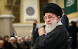 Le guide suprême iranien, l'ayatollah Ali Khamenei, rencontrant des politiciens et des représentants du gouvernement, à Téhéran, le 3 avril 2024. (Crédit : KHAMENEI.IR/AFP)