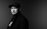 L'expert de musique électronique et compositeur autodidacte français Philippe Cohen Solal pose lors d'une séance photo à Paris le 3 avril 2024. (Crédit : JOEL SAGET / AFP)