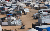 Un camp de tentes de fortune pour les Palestiniens déplacés à Rafah, dans le sud de la bande de Gaza, le 4 avril 2024. (Crédit : Mohammed Abed/AFP)