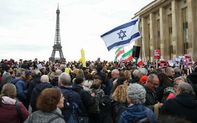 Des personnes participant à un rassemblement organisé par le Conseil représentatif des institutions juives de France (CRIF) appelant à la libération des otages détenus à Gaza depuis les attaques du 7 octobre menées par le Hamas contre Israël, sur l'esplanade du Trocadéro avec la Tour Eiffel en arrière-plan, à Paris, le 7 avril 2024. (Crédit : Thomas Samson/AFP)