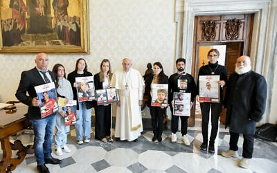 Photo d'illustration : Le pape François rencontre avec des proches des otages israéliens de la famille Bibas (Shiri, Yarden, Ariel, Kfir), Omri Miran, Agam Berger, Guy Gilboa Dalal et Tamir Nimrodi, détenus à Gaza depuis les attaques du 7 octobre par des militants du Hamas, au Vatican, le 8 avril 2024. (Crédit : VATICAN MEDIA / AFP)