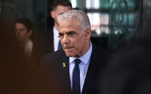 Le chef de l'opposition Yaïr Lapid s'adressant aux journalistes après avoir rencontré le secrétaire d'État américain Antony Blinken, au Département d'État américain, à Washington, le 8 avril 2024. (Crédit : Olivier Douliery/AFP)