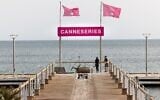 Des touristes sur un ponton lors de la 77e édition du Festival international des séries de Cannes (Canneseries), à Cannes, dans le sud de la France, le 8 avril 2024. (Crédit : Joël Saget/AFP)