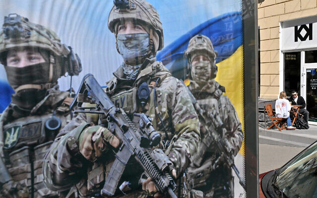 Illustration : une affiche de recrutement militaire à Kiev, le 9 avril 2024. (Crédit : Sergueï Supinsky/AFP) Illustration : une affiche de recrutement militaire à Kiev, le 9 avril 2024. (Crédit : Sergueï Supinsky/AFP)