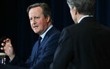 Le ministre britannique des Affaires étrangères David Cameron s'exprime lors d'une conférence de presse conjointe avec le secrétaire d'État américain Antony Blinken, au Département d'État à Washington, le 9 avril 2024. (Crédit : Mandel Ngan/AFP)