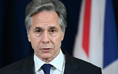 Le secrétaire d'État Antony Blinken lors d'une conférence de presse aux côtés du Secrétaire britannique aux Affaires étrangères  David Cameron (hors cadre) au Département d'État de Washington, le 9 avril 2024. (Crédit : Mandel Ngan/AFP)