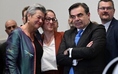 De gauche à droite : La commissaire européenne aux Affaires intérieures Ylva Johansson, la secrétaire d'État belge aux missiles et à la migration Nicole de Moor et le vice-président de la Commission européenne "Protéger notre mode de vie européen" Margaritis Schinas participent à une conférence de presse au Parlement européen à Bruxelles, le 10 avril 2024. (Crédit : John Thys/AFP)
