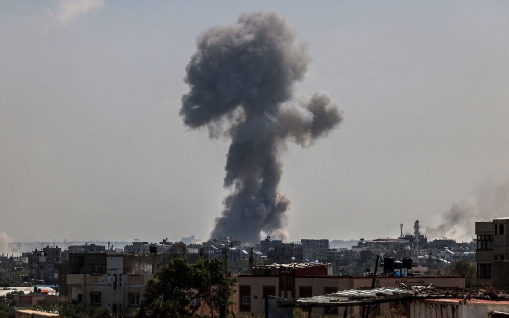 Un nuage de fumée s'élève après un bombardement israélien à Nuseirat, au centre de Gaza, le 12 avril 2024, dans le cadre des batailles entre Israël et le Hamas. (Crédit : AFP)