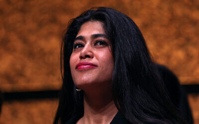 Rima Hassan assistant à une réunion de La France Insoumise (LFI) avant les élections européennes, à Montpellier, dans le sud-ouest de la France, le 14 avril 2024. (Crédit : Pascal Guyot/AFP)