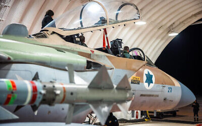 Un avion de chasse de l'armée de l'air israélienne sur un aérodrome non identifié, semble-t-il au retour d'une mission d'interception, publiée le 14 avril 2024. (Crédit : Armée israélienne/AFP)