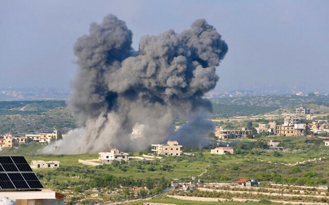 De la fumée s'élève après une frappe israélienne sur le village de Majdel Zoun, dans le sud du Liban, le 15 avril 2024. (Crédit: AFP)