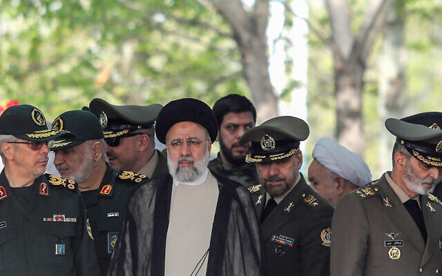 Le président iranien Ebrahim Raissi (au centre) assistant à un défilé militaire aux côtés de hauts fonctionnaires et de commandants lors d'une cérémonie marquant la Journée annuelle de l'Armée à Téhéran, le 17 avril 2024. (Crédit : Atta Kenare/AFP)