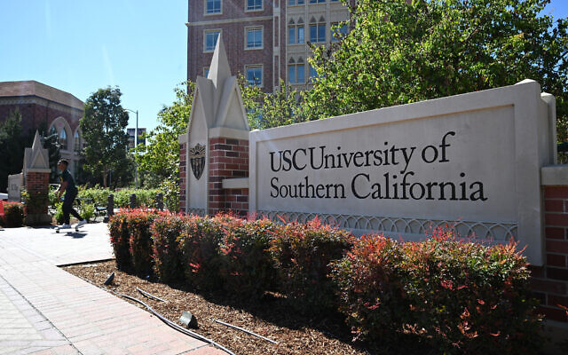 Des étudiants sur le campus de l'University of Southern California (USC) à Los Angeles, en Californie, le 16 avril 2024. (Crédit : Robyn Beck/AFP) Des étudiants sur le campus de l'University of Southern California (USC) à Los Angeles, en Californie, le 16 avril 2024. (Crédit : Robyn Beck/AFP)