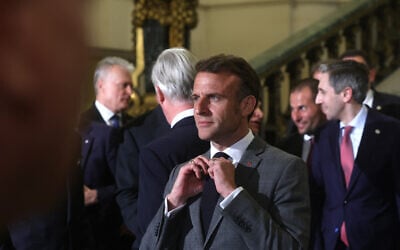 Le président français Emmanuel Macron assistant à une photo de groupe lors d'une réception royale avant une réunion spéciale du Conseil européen, à Bruxelles, le 17 avril 2024. (Crédit : Olivier Hoslet/POOL/AFP)