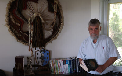 L'ancien agent du Mossad israélien et auteur Mishka Ben-David est photographié à son domicile de Ramat Raziel le 15 avril 2024. (Crédit : GIL COHEN-MAGEN / AFP)