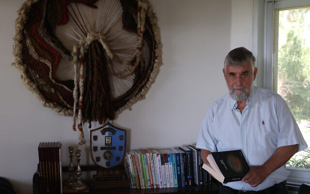 L'ancien agent du Mossad israélien et auteur Mishka Ben-David est photographié à son domicile de Ramat Raziel le 15 avril 2024. (Crédit : GIL COHEN-MAGEN / AFP)