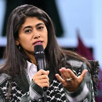 La juriste franco-palestinienne Rima Hassan s'exprimant lors de la "Convention de l'Union Populaire", une réunion visant à lancer la campagne du parti de gauche français La France Insoumise (LFI) pour les prochaines élections européennes, à Villepinte, au nord-ouest de Paris, le 16 mars 2024. (Crédit : Bertrand Guay/AFP)