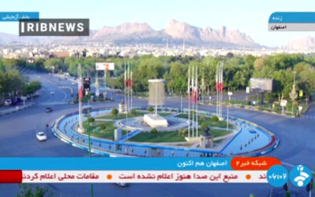 Capture d’image fournie par la télévision d’État iranienne, Islamic Republic of Iran Broadcasting (IRIB), qui donne à voir ce que la télévision a présenté comme une image en direct de la ville d’Ispahan suite aux explosions entendues dans la province du centre de l’Iran, tôt dans la matinée du 19 avril 2024. (Crédit : IRIB/AFP) Capture d’image fournie par la télévision d’État iranienne, Islamic Republic of Iran Broadcasting (IRIB), qui donne à voir ce que la télévision a présenté comme une image en direct de la ville d’Ispahan suite aux explosions entendues dans la province du centre de l’Iran, tôt dans la matinée du 19 avril 2024. (Crédit : IRIB/AFP)