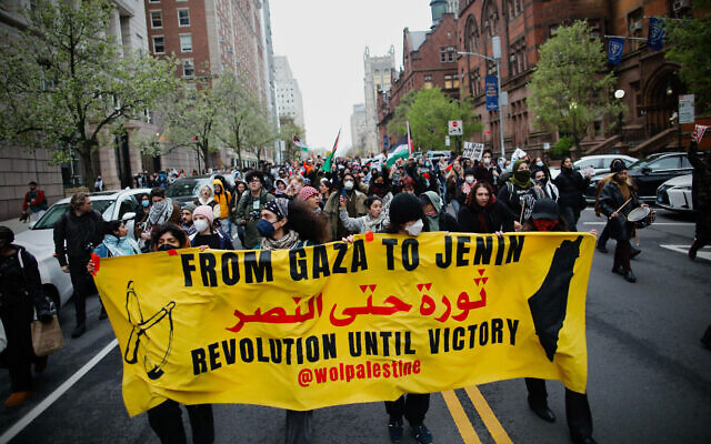 Des manifestants pro-palestiniens lors d'une marche anti-Israël aux abords de l'Université de Columbia, à New York, le 18 avril 2024. (Crédit : Kena Betancur/AFP)