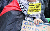 Un manifestant portant un autocollant "le génocide n'est pas un sport, boycottez Israël aux Jeux Olympiques de Paris" lors d'une manifestation "contre les racismes, contre l'islamophobie" à l'appel de diverses organisations à Paris le 21 avril 2024. (Crédit : Alain Jocard/AFP)