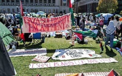 Des personnes réunies sur le campus de l'Université Columbia, occupé par des manifestants pro-palestiniens et anti-Israël, à New York, le 22 avril 2024. (Crédit : Charly Triballeau/AFP)