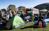 Des sympathisants pro-palestiniens de l'Université de Harvard et du Massachusetts Institute of Technology (MIT) rassemblés dans un campement anti-Israël au MIT, à Cambridge, dans le Massachusetts, le 22 avril 2024. (Crédit : Joseph Prezioso/AFP)