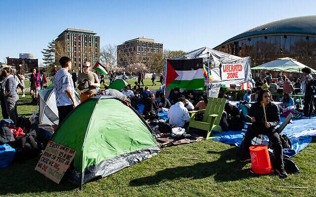 Des sympathisants pro-palestiniens de l'Université de Harvard et du Massachusetts Institute of Technology (MIT) rassemblés dans un campement anti-Israël au MIT, à Cambridge, dans le Massachusetts, le 22 avril 2024. (Crédit : Joseph Prezioso/AFP)