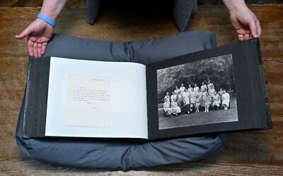 Frieda Midgley, archiviste du Newnham College, présentant une lettre et une photographie dans la bibliothèque du Newnham College, qui fait partie de l'Université de Cambridge, à Cambridge, dans l'est de l'Angleterre, le 21 mars 2024. Pendant la Seconde Guerre mondiale, un groupe d'étudiantes de Cambridge a travaillé jour et nuit, dans le plus grand secret, pour déchiffrer les codes nazis. Pour le débarquement, elles étaient une cinquantaine en action. Mais leur histoire vient seulement d'être révélée. L'histoire de ces femmes a été révélée grâce aux recherches, entamées il y a cinq ans, de Sally Waugh, une ancienne étudiante et enseignante de cette université âgée de 69 ans. (Crédit : Justin Tallis/AFP)