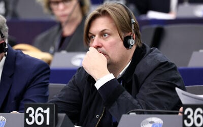 Maximilian Krah, membre du Parlement européen du parti d'extrême-droite allemand Alternative pour l'Allemagne (AfD), assistant à une séance de vote dans le cadre d'une session plénière, au Parlement européen, à Strasbourg, dans l'est de la France, le 23 avril 2024. (Crédit : Frederick Florin/AFP)