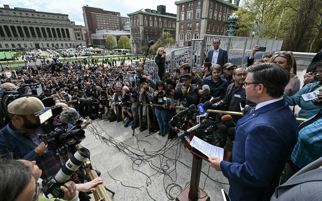Mike Johnson, président de la Chambre des représentants des États-Unis, donnant une conférence de presse après avoir rencontré des étudiants juifs, alors que des étudiants et des activistes pro-palestiniens continuent de manifester contre Israël sur le campus de l'Université Columbia, à New York, le 24 avril 2024. (Crédit : Timothy A. Clary/AFP) Mike Johnson, président de la Chambre des représentants des États-Unis, donnant une conférence de presse après avoir rencontré des étudiants juifs, alors que des étudiants et des activistes pro-palestiniens continuent de manifester contre Israël sur le campus de l'Université Columbia, à New York, le 24 avril 2024. (Crédit : Timothy A. Clary/AFP)
