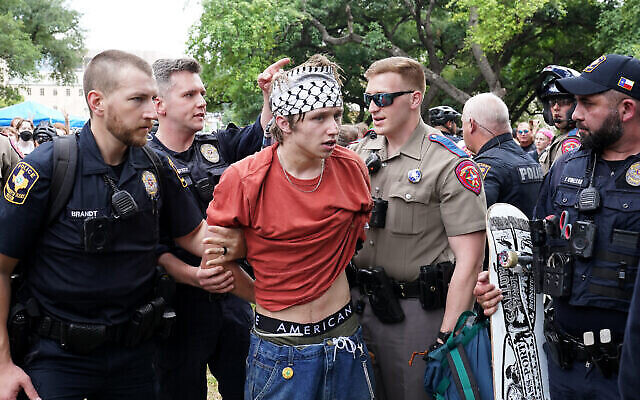 Une personne interpelée par la police alors que des étudiants pro-palestiniens et anti-Israël manifestent sur le campus de l'Université du Texas, à Austin, au Texas, le 24 avril 2024. (Crédit : Suzanne Cordeiro/AFP) Une personne interpelée par la police alors que des étudiants pro-palestiniens et anti-Israël manifestent sur le campus de l'Université du Texas, à Austin, au Texas, le 24 avril 2024. (Crédit : Suzanne Cordeiro/AFP)