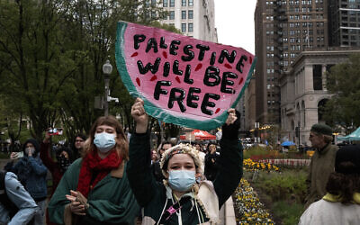 Photo d'illustration : Des étudiants et des membres du corps enseignant de la School of the Art Institute of Chicago, du Roosevelt College et du Columbia College réunis et marchant pour montrer leur soutien au peuple palestinien de Gaza, à Chicago, dans l'Illinois, le 26 avril 2024. (Crédit : Scott Olson/Getty Images via AFP)