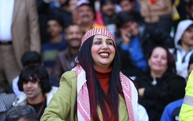 Om Fahed, célèbre influenceuse irakienne de TikTok, au stade international de Bassorah lors d'un match de la Coupe du Golfe arabe de football, le 19 janvier 2023, abattue par un homme armé à moto devant son domicile de Baghad le 26 avril 2024. (Crédit : Hussein Faleh/AFP) Om Fahed, célèbre influenceuse irakienne de TikTok, au stade international de Bassorah lors d'un match de la Coupe du Golfe arabe de football, le 19 janvier 2023, abattue par un homme armé à moto devant son domicile de Baghad le 26 avril 2024. (Crédit : Hussein Faleh/AFP)