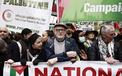 L'ancien chef du Labour, Jérémy Corbyn, au centre, lors d'une manifestation pro-palestinienne et anti-israélienne devant le palais de Westminster, dans le centre de Londres, le 27 avril 2024. (Crédit :  Benjamin Cremel/AFP)