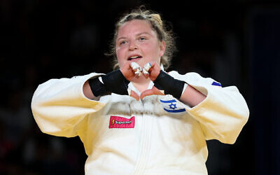 L'Israélienne Raz Hershko après l'avoir emporté contre la Française Julia Tolofua (hors-cadre) pendant la finale individuelle féminine des plus de 78 kilos aux championnats européens senior organisés à l'Arena Zagreb, à Zagreb, en Croatie, le 27 avril 2024. (Crédit : Damir SENCAR / AFP)