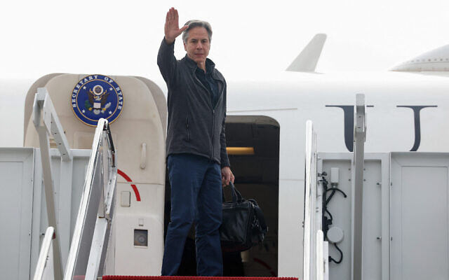 Le secrétaire d'Etat américain Antony Blinken quittant la base Andrews pour l'Arabie Saoudite, dans le Maryland, le 28 avril 2024. (Crédit : Evelyn Hockstein/POOL/AFP)