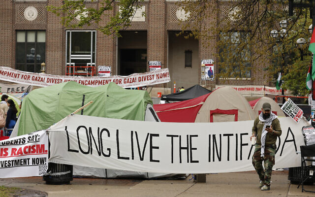 Des étudiants anti-Israël manifestant dans un campement sur le campus de l'Université du Michigan, à Ann Arbor, le 28 avril 2024. (Crédit : Jeff Kowalsky/AFP) Des étudiants anti-Israël manifestant dans un campement sur le campus de l'Université du Michigan, à Ann Arbor, le 28 avril 2024. (Crédit : Jeff Kowalsky/AFP)