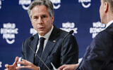 Le secrétaire d'État américain Antony Blinken (à gauche) s'exprimant lors d'un panel avec le président du Forum économique mondial (WEF) Borge Brende (à droite) lors du WEF, à Ryad, le 29 avril 2024. (Crédit : Evelyn Hockstein/POOL/AFP)