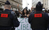 Illustration : Une manifestante faisant un signe de victoire lors d'un rassemblement en soutien aux Palestiniens, à la Sorbonne, à Paris, le 29 avril 2024. (Crédit : Geoffroy Van Der Hasselt/AFP)