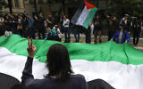 Illustration : Des étudiants arborant un drapeau "palestinien" géant alors qu'ils participent à un rassemblement anti-Israël, à la Sorbonne, à Paris, le 29 avril 2024. (Crédit : Geoffroy Van Der Hasselt/AFP)