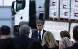 Le secrétaire d'Etat américain Antony Blinken s'adressant à la presse devant un camion transportant de l'aide humanitaire destinée à Gaza, à l'Organisation caritative hachémite jordanienne (JHCO), à Amman, le 30 avril 2024. (Crédit : Evelyn Hockstein/POOL/AFP)